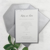 Invitación de noche con puntos de confeti de lámina plateada con monograma + sobre