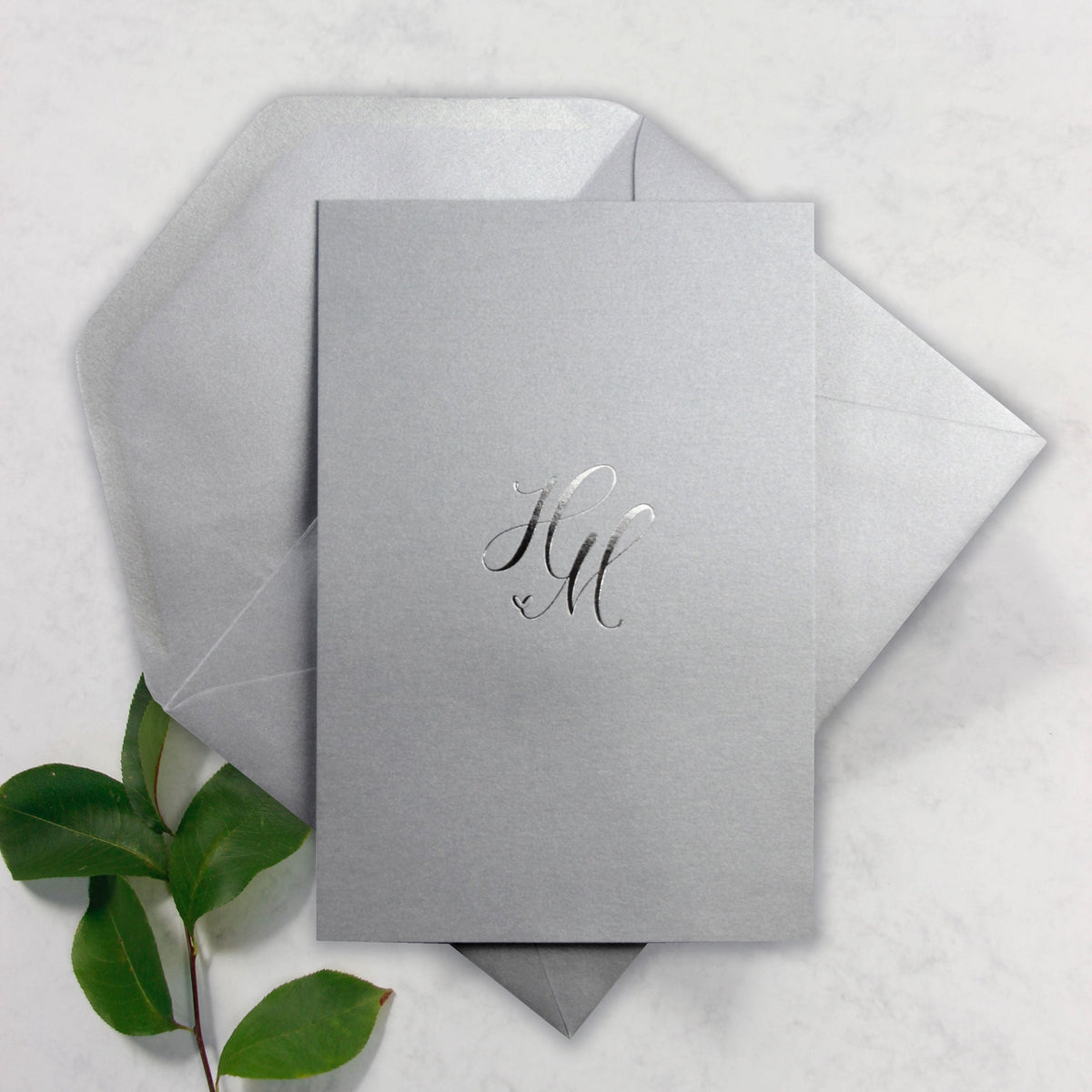 Invitación de noche con puntos de confeti de lámina plateada con monograma + sobre