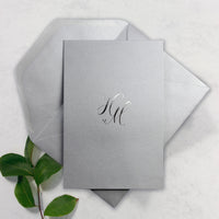 Invitación de noche con puntos de confeti de lámina plateada con monograma + sobre