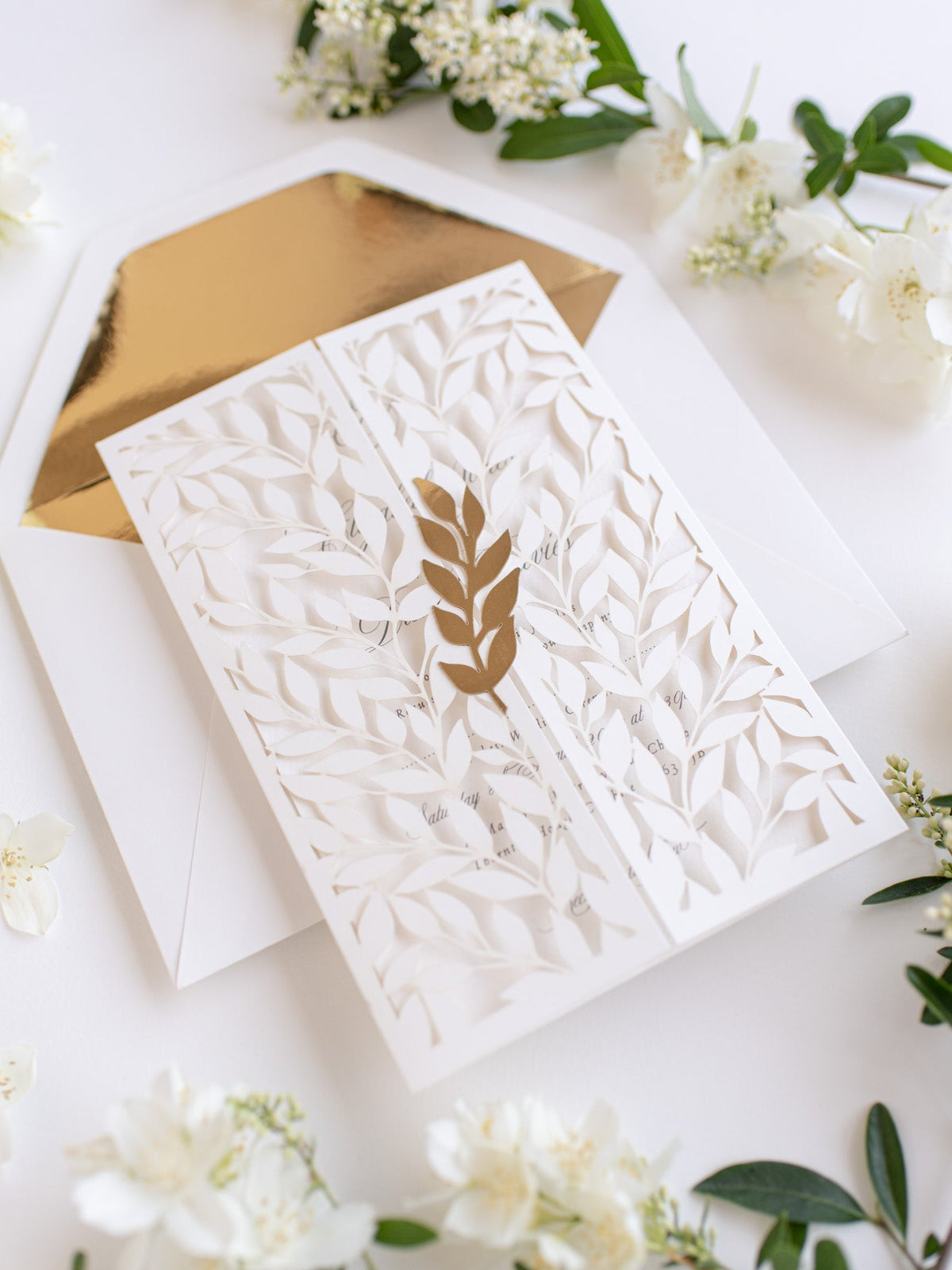 Invitación al día de la puerta plegable con arco clásico de color marfil con intrincadas hojas cortadas con láser y encaje de lámina dorada