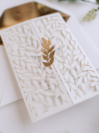 Invitación al día de la puerta plegable con arco clásico de color marfil con intrincadas hojas cortadas con láser y encaje de lámina dorada