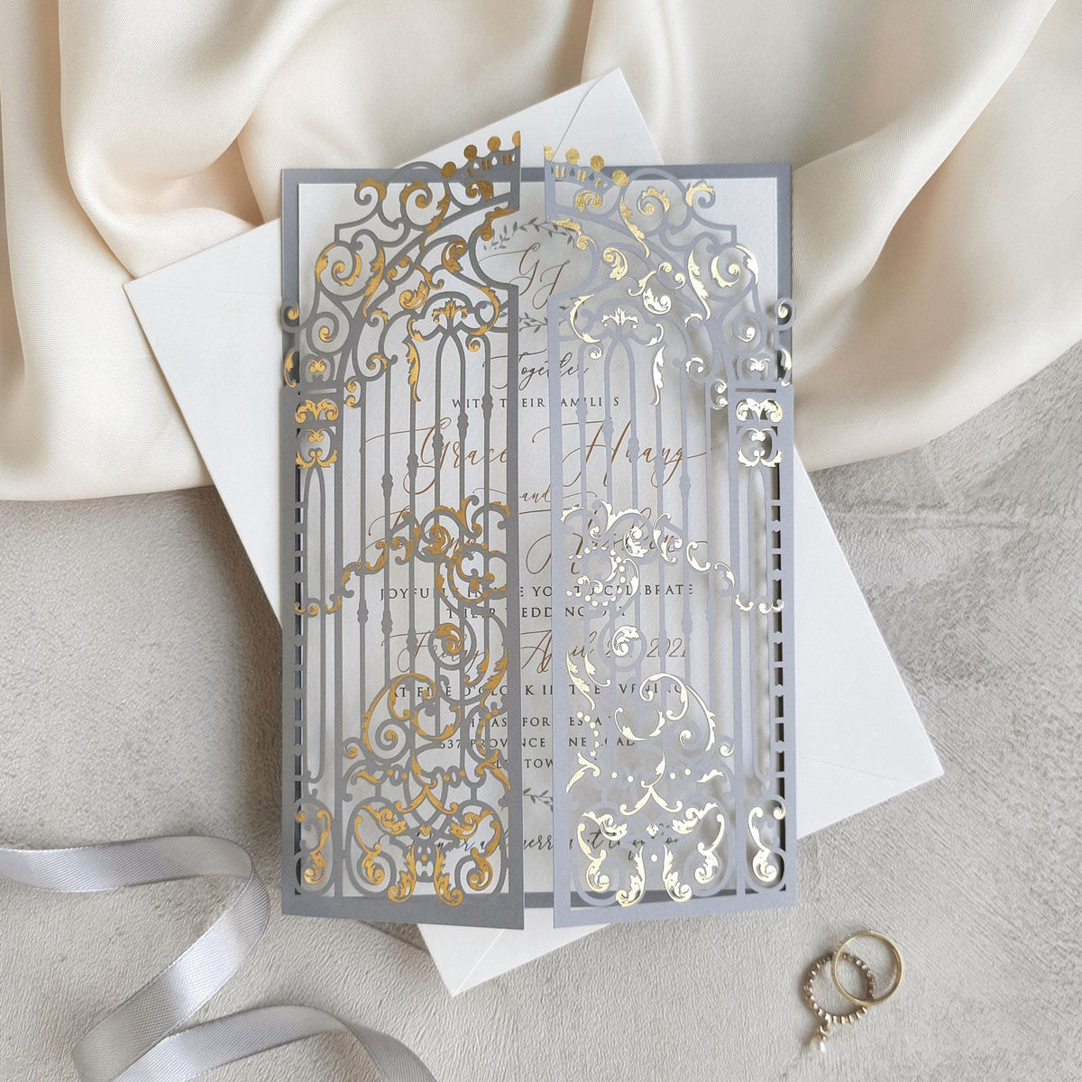 Invitación del día de la boda cortada con láser con puerta ornamental dorada de lámina de lujo con caligrafía moderna de lámina dorada