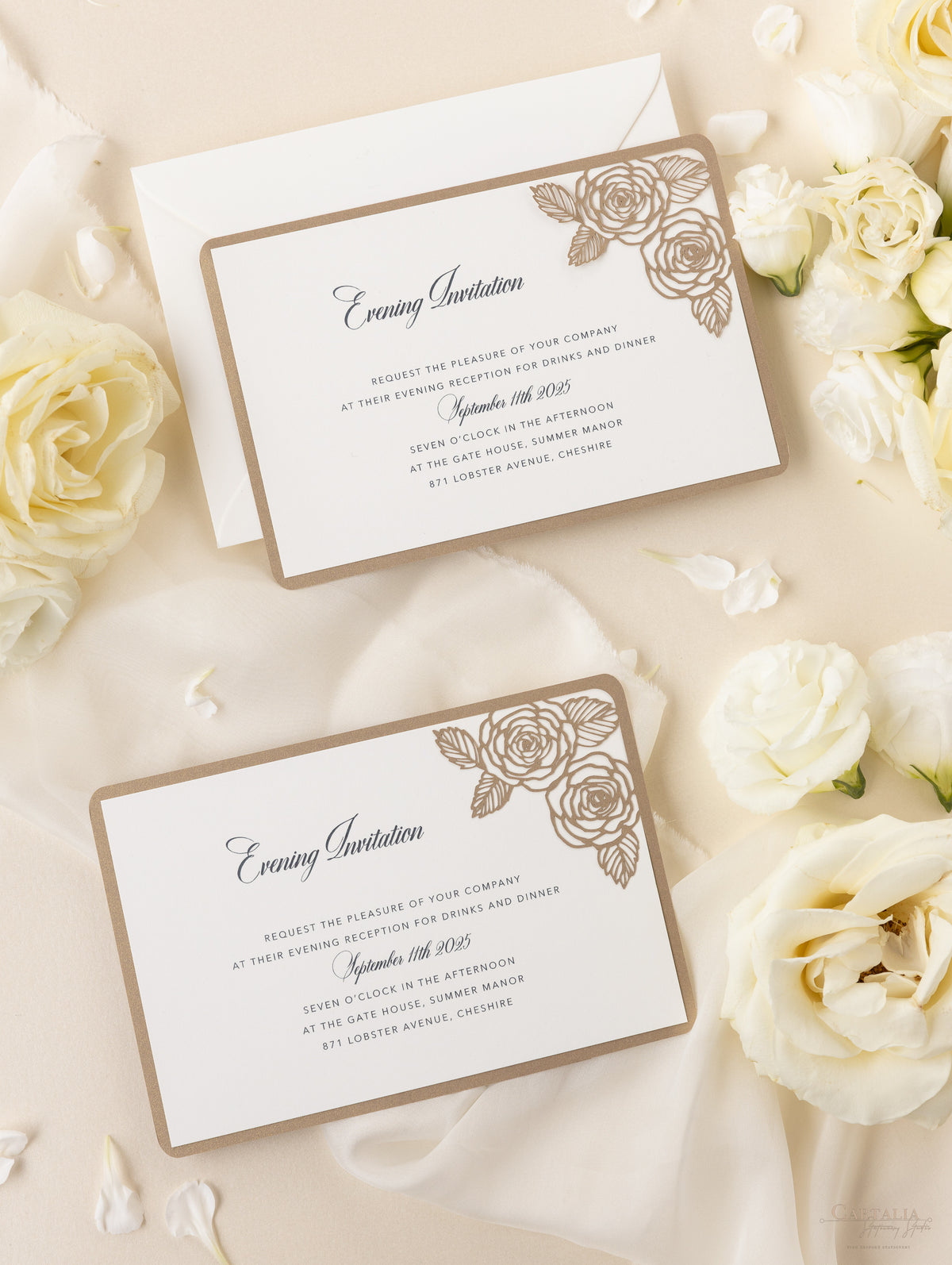 Invitación de noche de boda con corte láser de rosas románticas