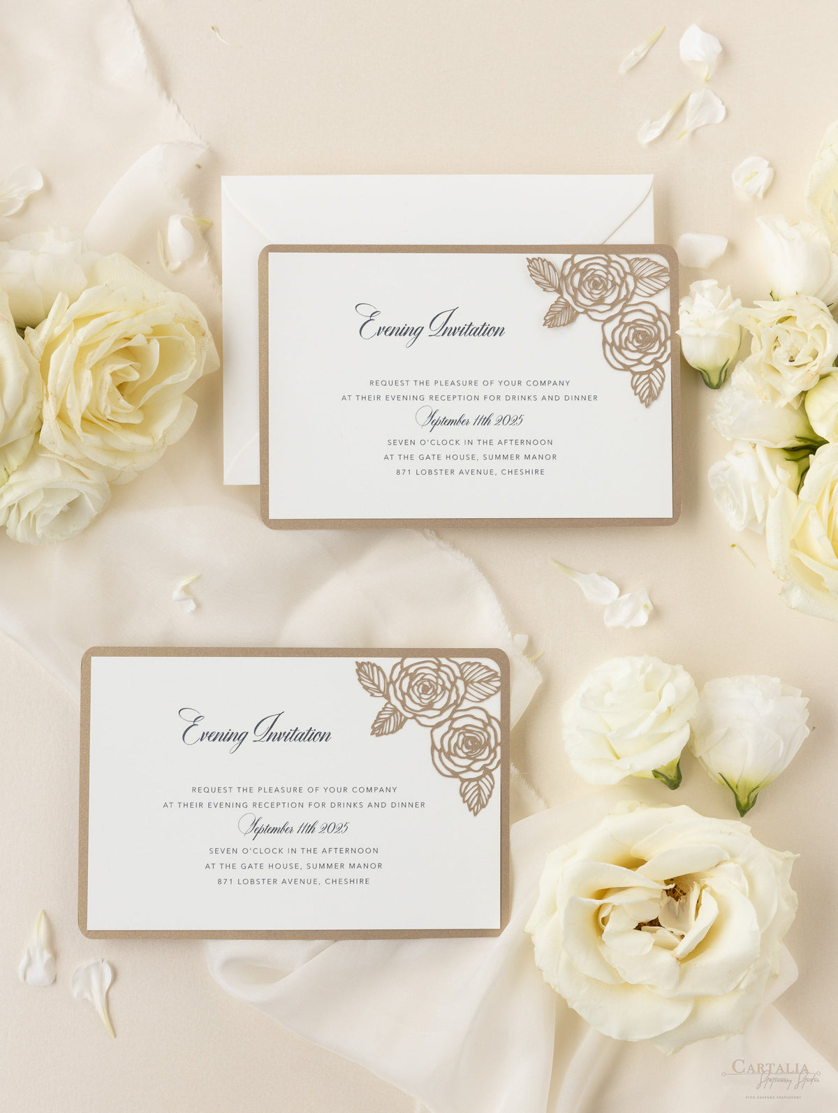 Invitación de noche de boda con corte láser de rosas románticas