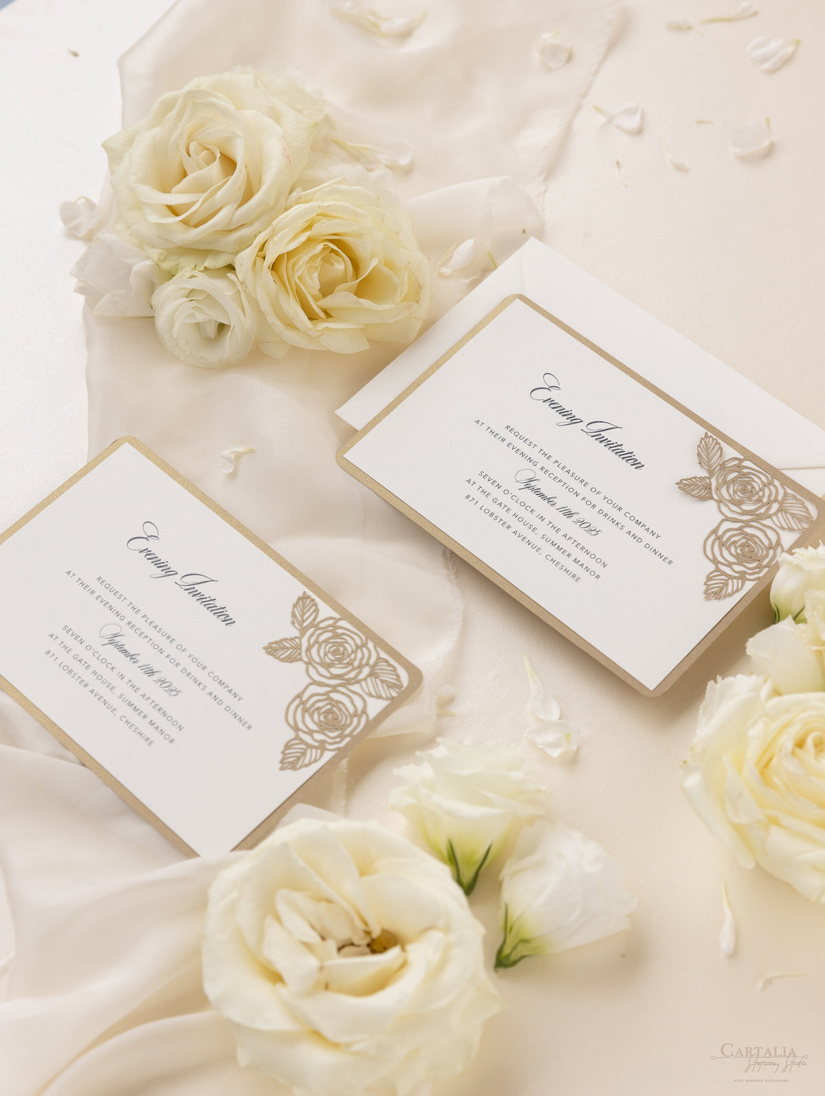 Invitación de noche de boda con corte láser de rosas románticas