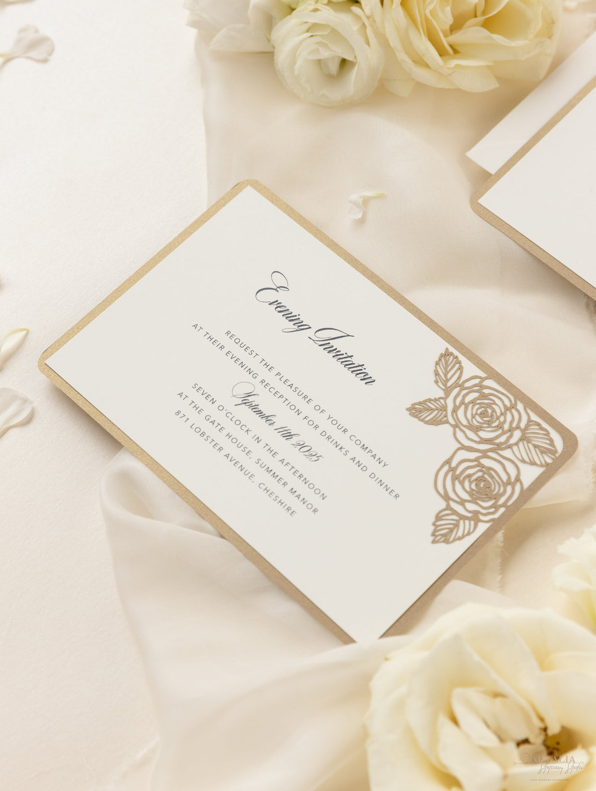 Invitación de noche de boda con corte láser de rosas románticas