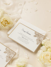 Invitación de noche de boda con corte láser de rosas románticas