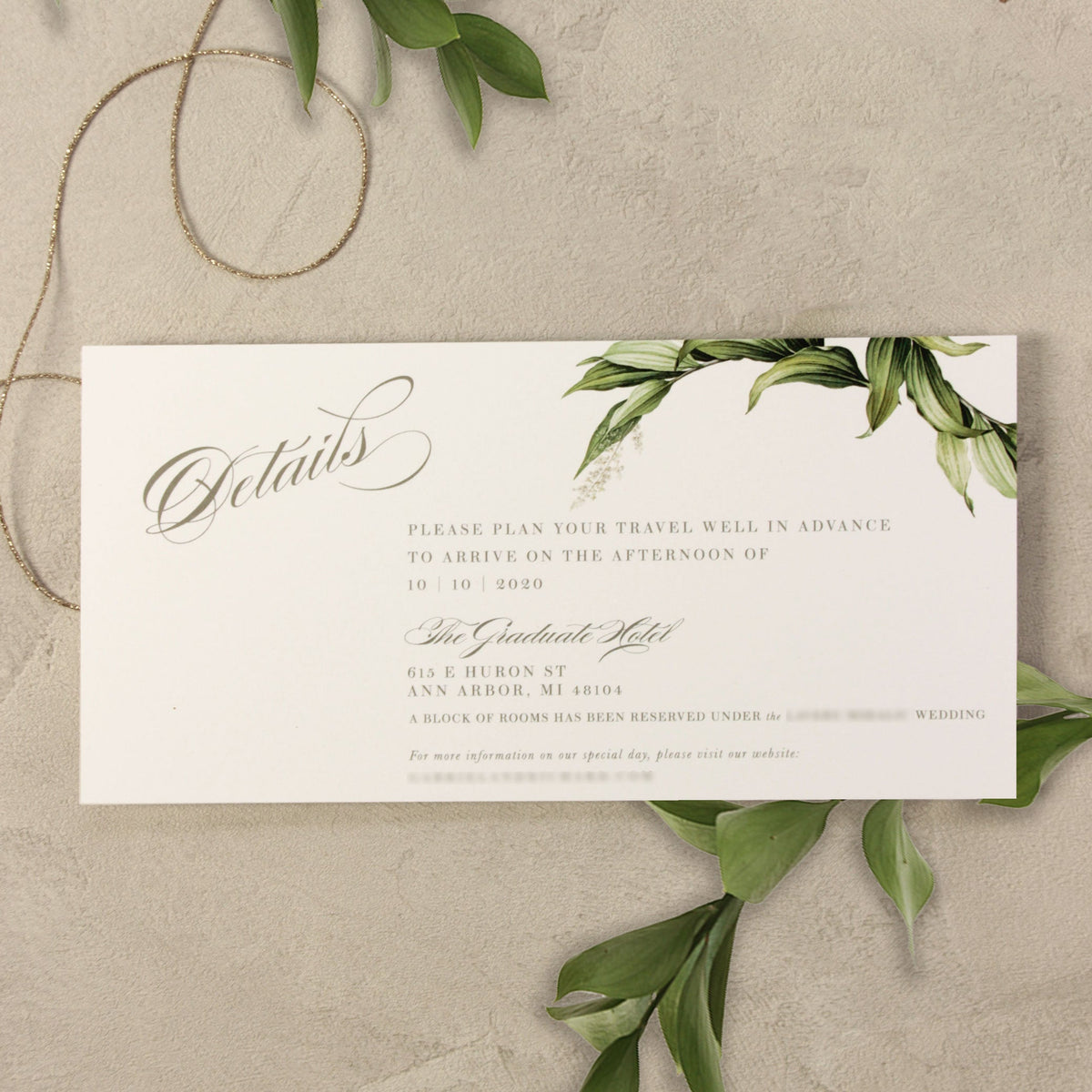 Avvolgimento in pergamena botanica con invito in plexi acrilico trasparente di design - inciso