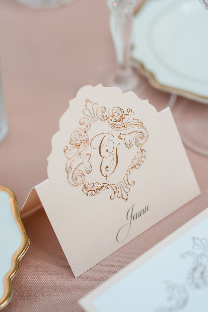 Segnaposto in lamina d'oro rosa di lusso con bordo decorato con blush