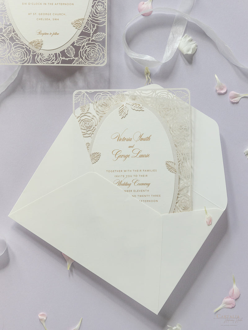 Invito al giorno delle nozze con rose romantiche champagne tagliate al laser