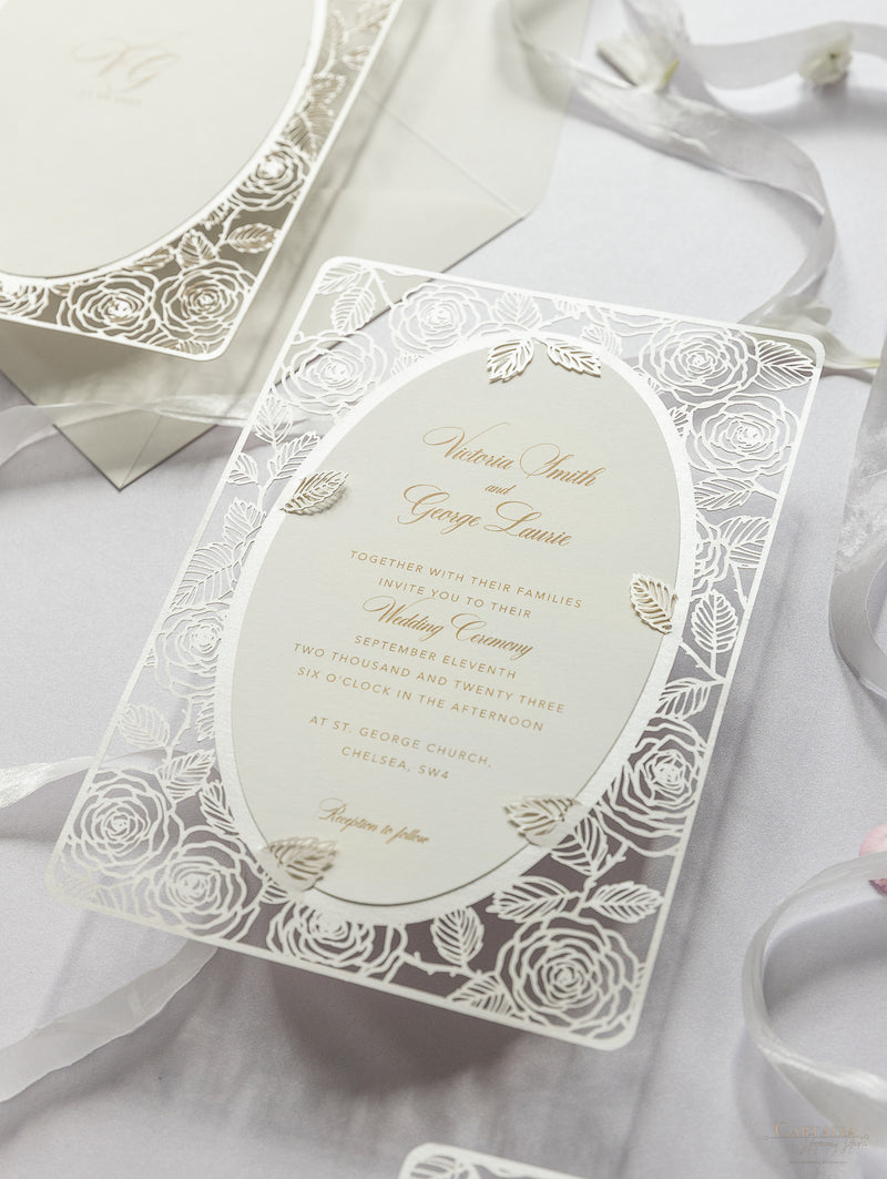 Invito al giorno delle nozze con rose romantiche champagne tagliate al laser