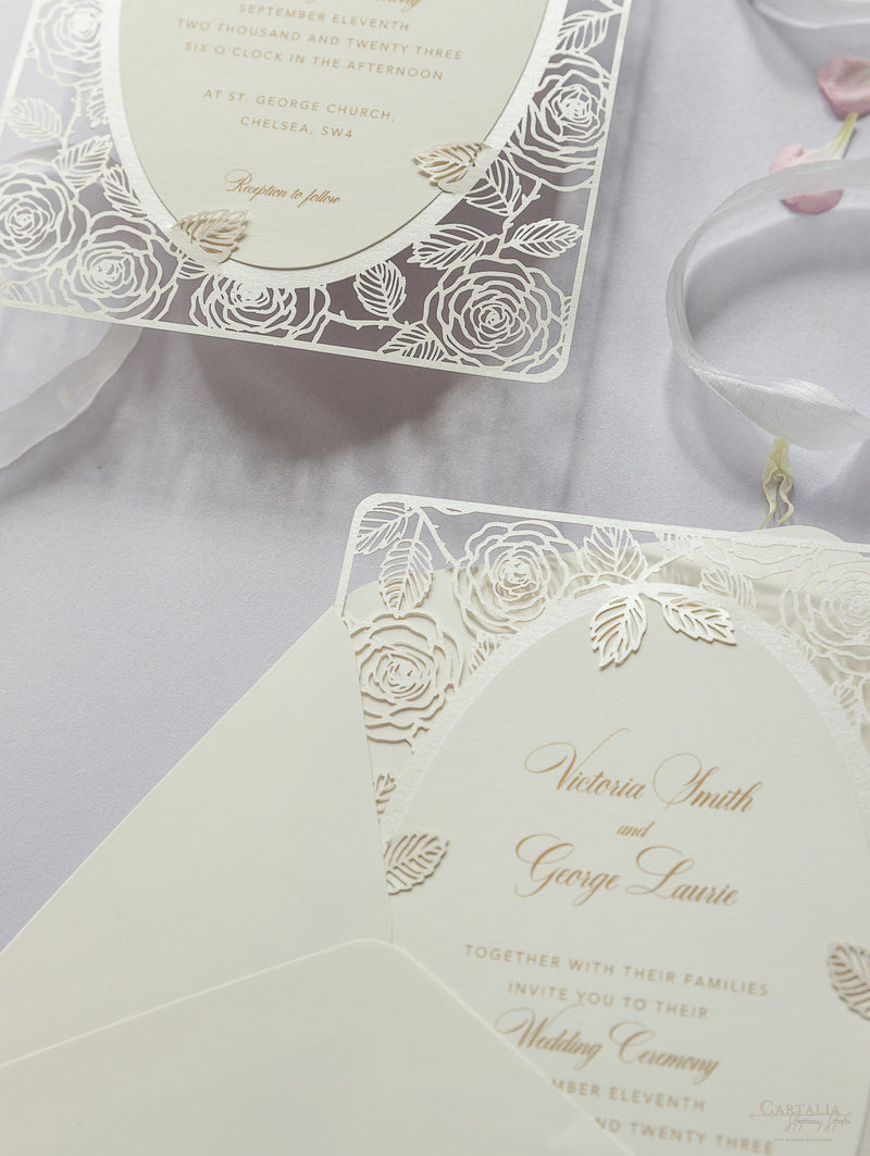 Invito al giorno delle nozze con rose romantiche champagne tagliate al laser