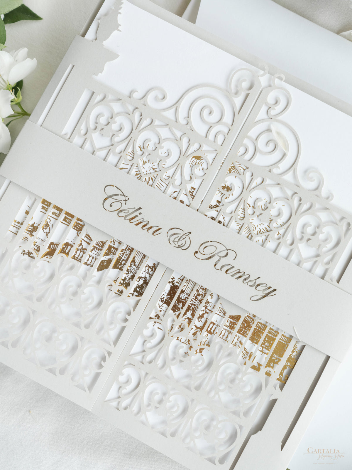 Invitación de boda frustrada con corte láser y puerta ornamental para su propio lugar.
