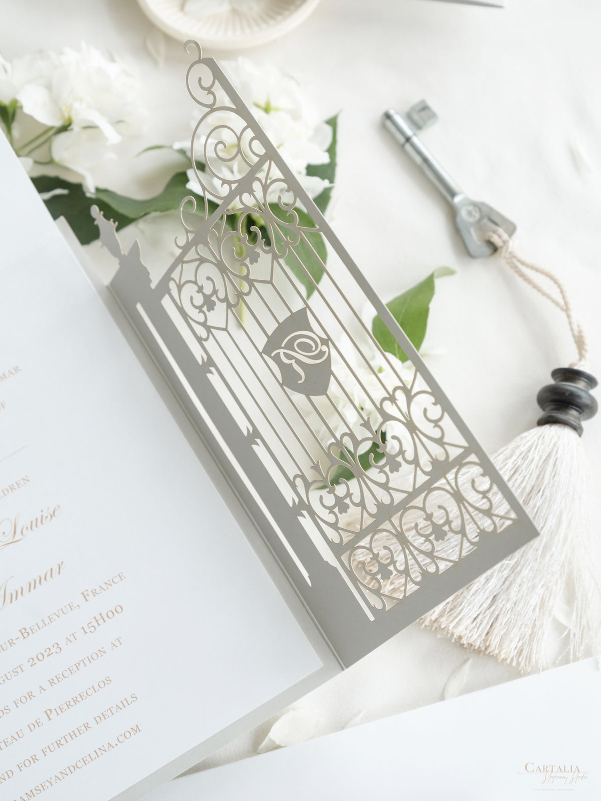 Invitación de boda frustrada con corte láser y puerta ornamental para su propio lugar.
