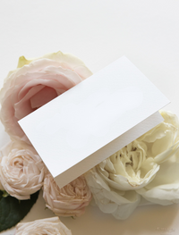 Tarjeta de lugar de caligrafía de rosas románticas