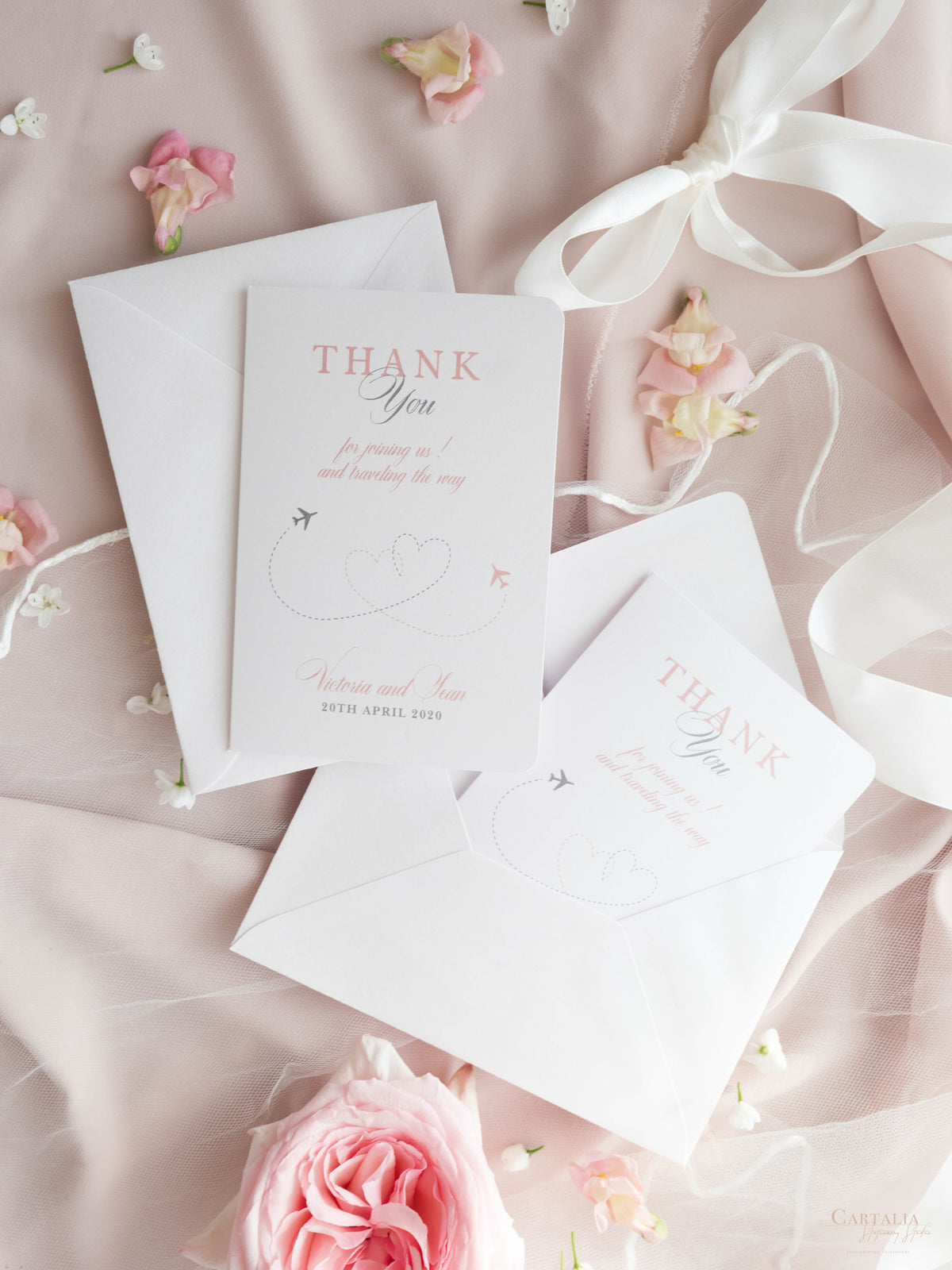 Tarjetas de agradecimiento con mensaje propio: invitación de boda con pasaporte a juego