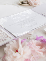 Suite pieghevole con rose di lusso in lamina d'argento e invito lilla | Commissione su misura G&amp;D