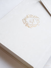 Boîte à dos dur en velours de luxe et invitation à gland avec salle d'or | Commission sur mesure G&P | Villa Balbiano, lac Como