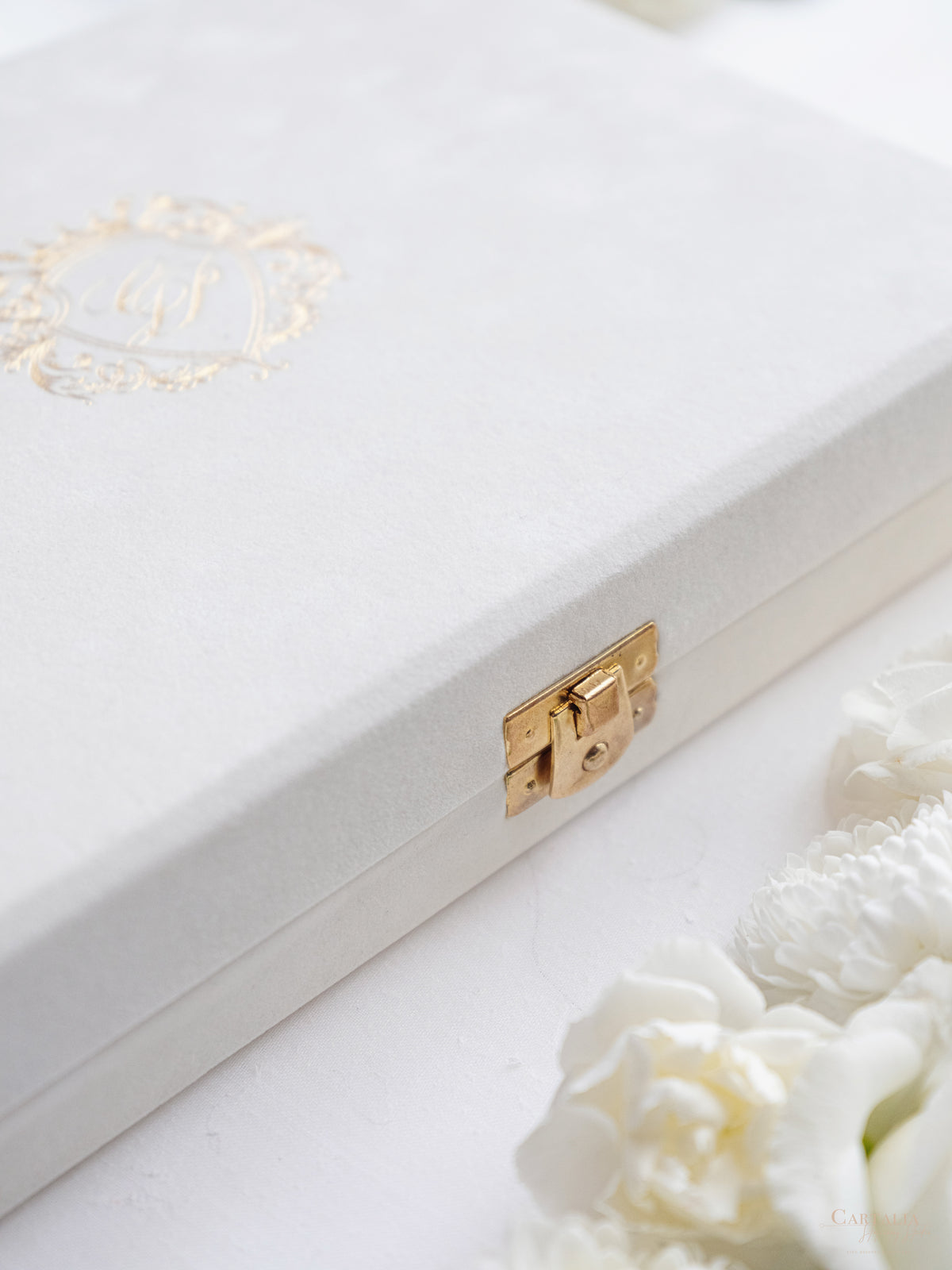 Boîte à dos dur en velours de luxe et invitation à gland avec salle d'or | Commission sur mesure G&P | Villa Balbiano, lac Como