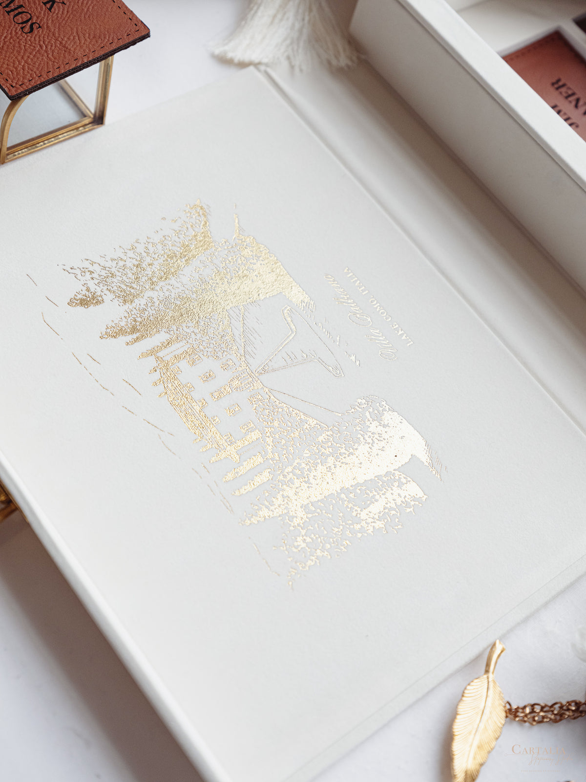 Lussuosa scatola rigida in velluto con retro rigido e invito con nappa con sede in lamina d'oro | Commissione su misura G&amp;P | Villa Balbiano, Lago di Como