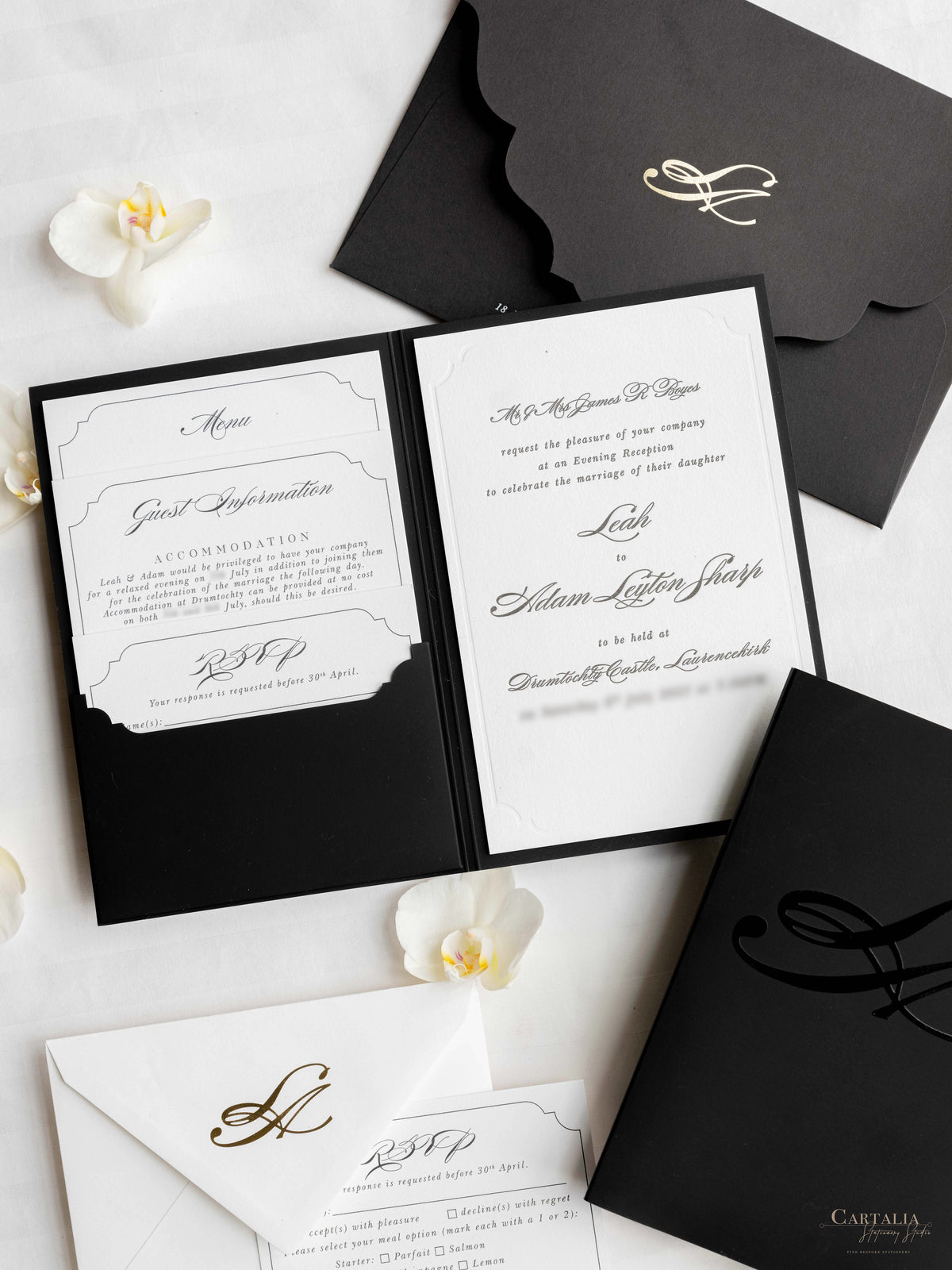 Pockée du soir à couverture rigide de luxe en noir et blanc avec monogramme en feuille d'or | Commission sur mesure pour A&M