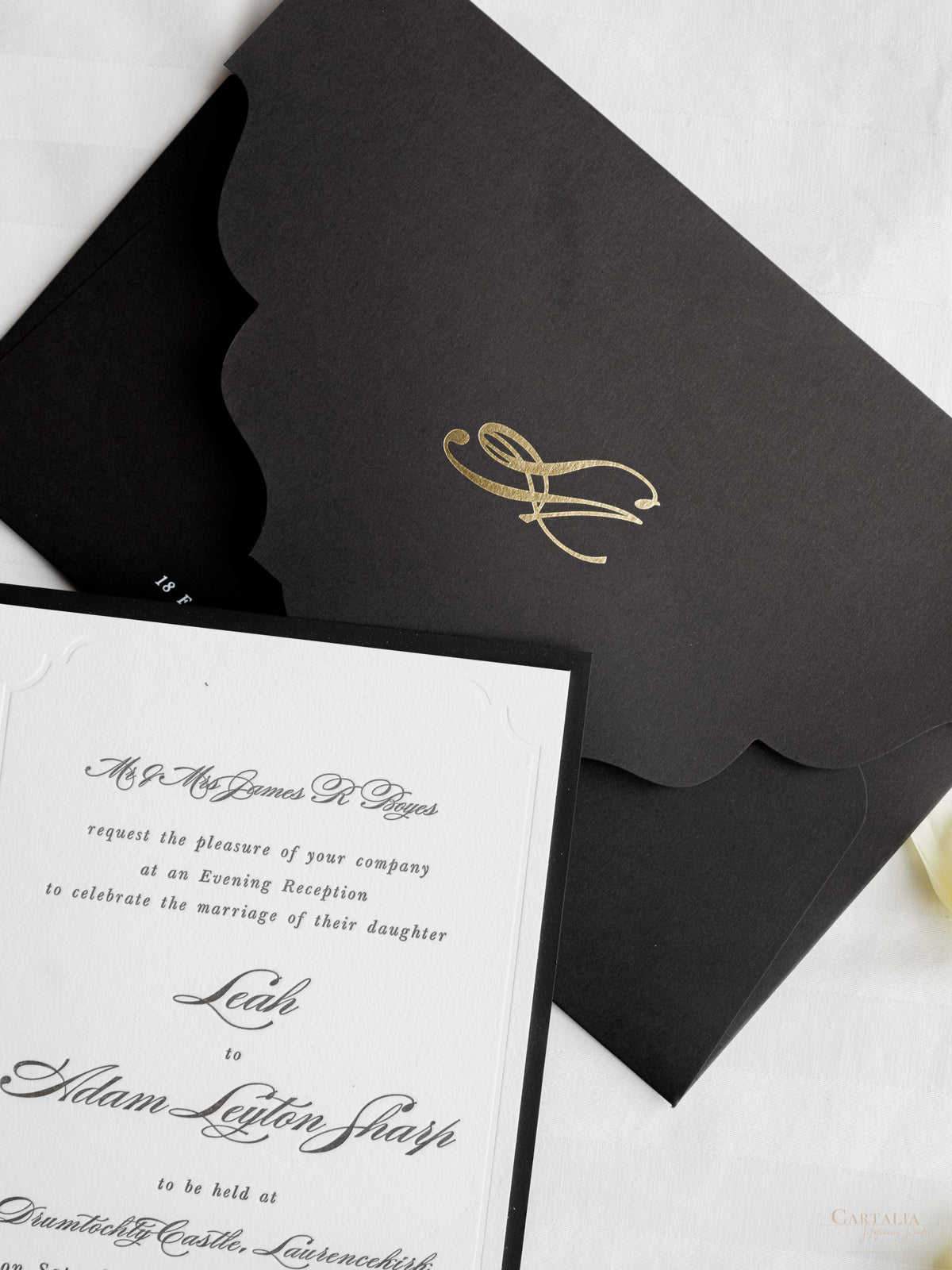 Pockée du soir à couverture rigide de luxe en noir et blanc avec monogramme en feuille d'or | Commission sur mesure pour A&M