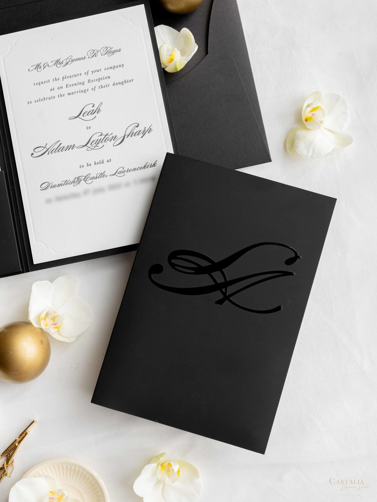 Pockée du soir à couverture rigide de luxe en noir et blanc avec monogramme en feuille d'or | Commission sur mesure pour A&M