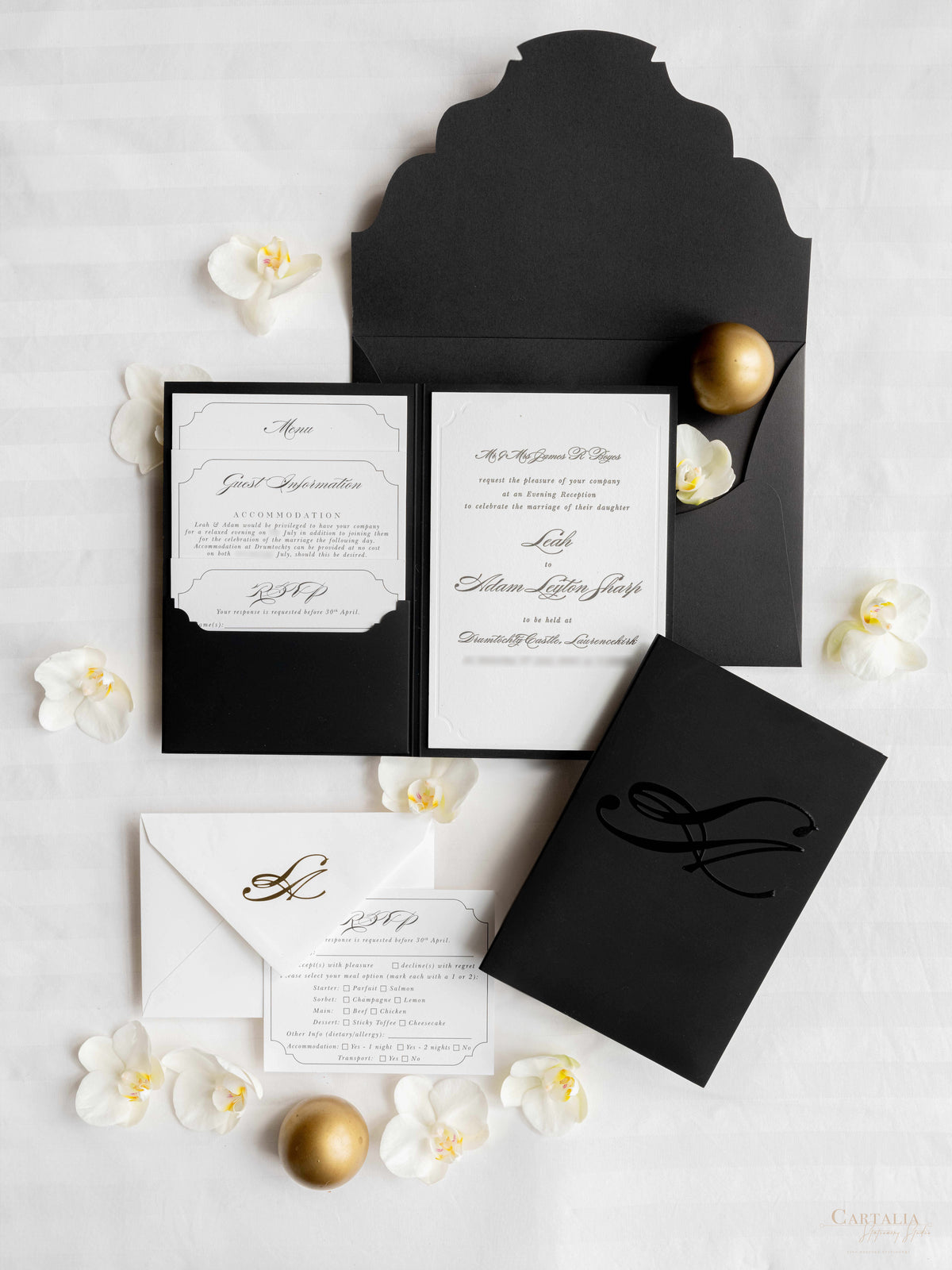 Pockée du soir à couverture rigide de luxe en noir et blanc avec monogramme en feuille d'or | Commission sur mesure pour A&M