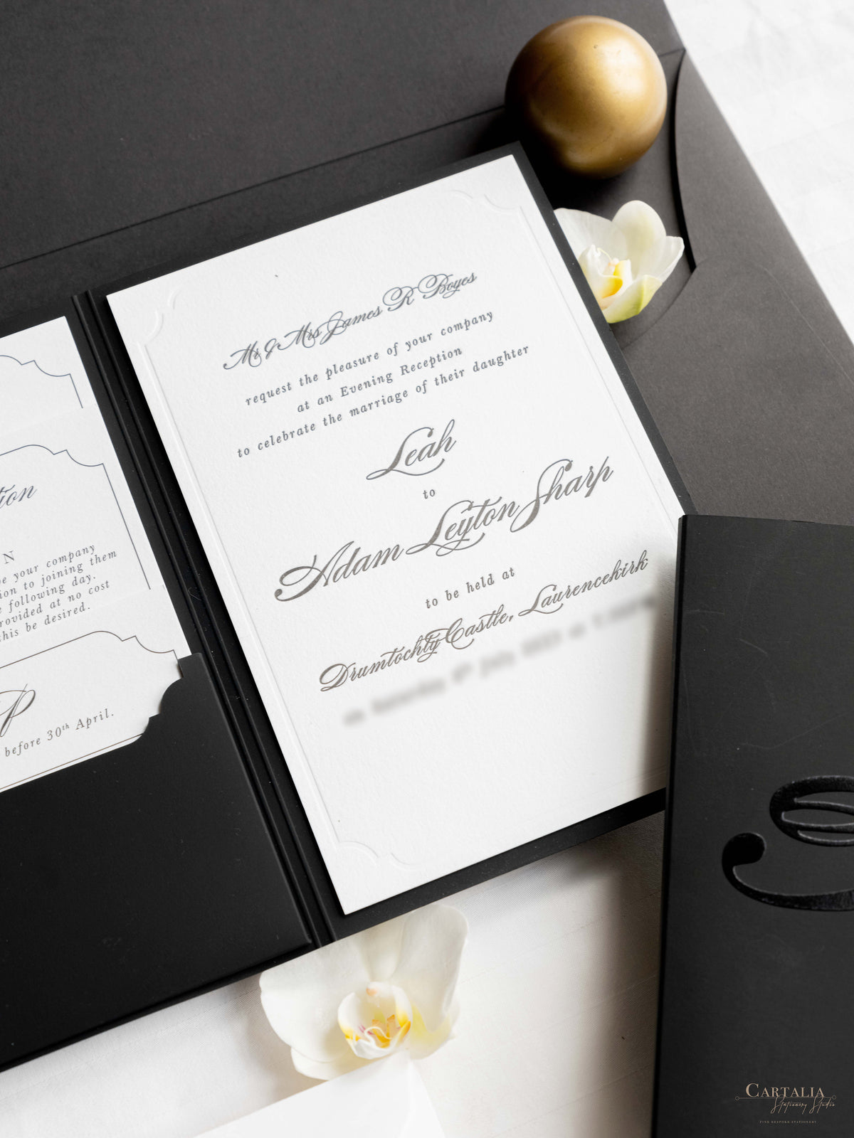 Pockée du soir à couverture rigide de luxe en noir et blanc avec monogramme en feuille d'or | Commission sur mesure pour A&M