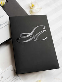Tasca da sera con copertina rigida di lusso in bianco e nero con monogramma in lamina d'oro | Commissione su misura per A&amp;M