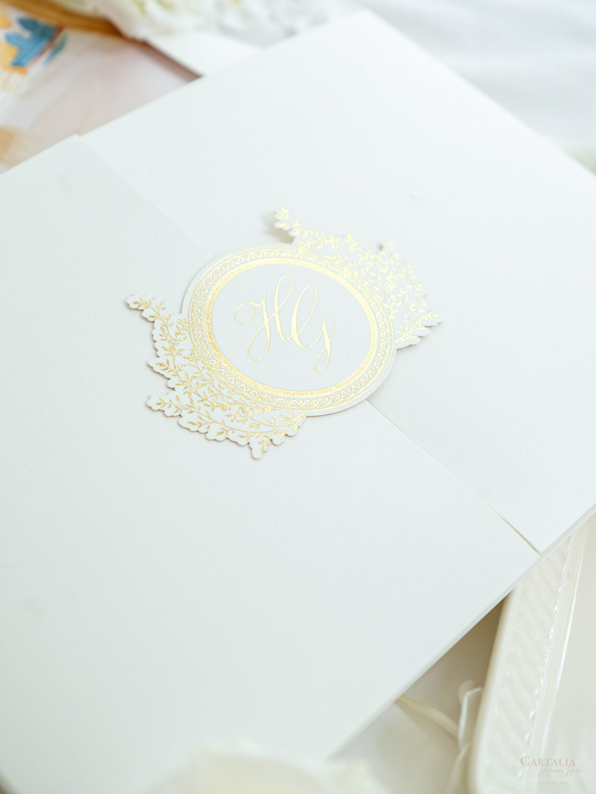 Invitation de mariage de luxe avec sur mesure | Monogramme d'or en feuille d'or | Peinture de lieu aquarelle | Le Windsor Arms Hotel, Toronto