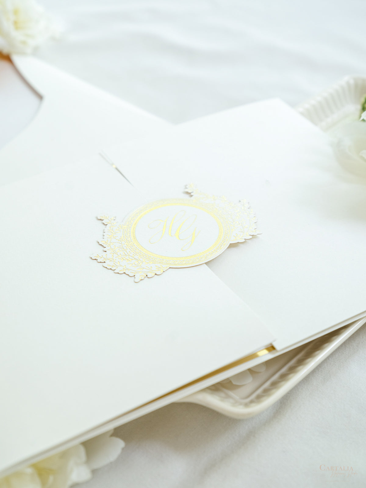 Invitation de mariage de luxe avec sur mesure | Monogramme d'or en feuille d'or | Peinture de lieu aquarelle | Le Windsor Arms Hotel, Toronto