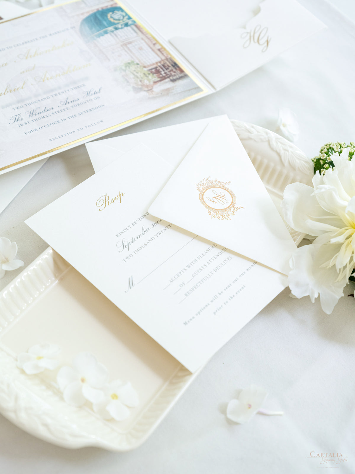 Invito a nozze di lusso con BESPOKE | Monogramma in lamina d'oro | Pittura per ambienti ad acquerello | Il Windsor Arms Hotel, Toronto