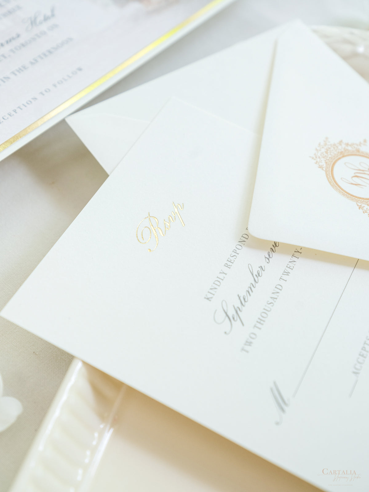 Invitation de mariage de luxe avec sur mesure | Monogramme d'or en feuille d'or | Peinture de lieu aquarelle | Le Windsor Arms Hotel, Toronto