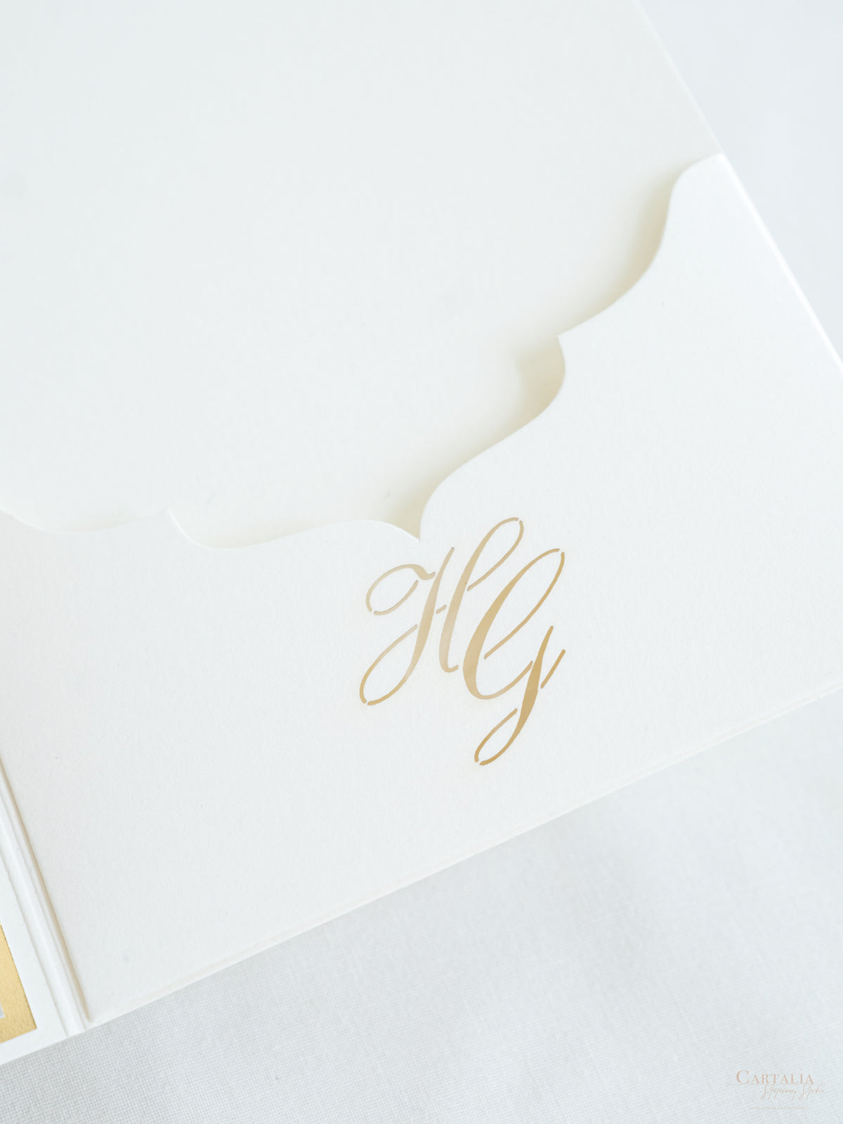 Invitation de mariage de luxe avec sur mesure | Monogramme d'or en feuille d'or | Peinture de lieu aquarelle | Le Windsor Arms Hotel, Toronto