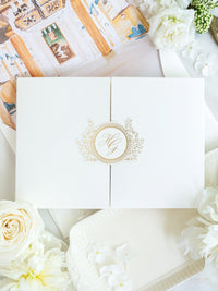 Invitación de boda de lujo con BESPOKE | Monograma de lámina dorada | Pintura de lugar de acuarela | El hotel Windsor Arms, Toronto