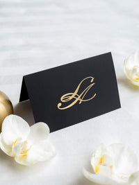 Carte de place en or de luxe avec support et monogramme en aîné