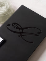 Suite con libretto nero con copertina rigida con monogramma in rilievo e stampa tipografica | Commissione su misura L&amp;A