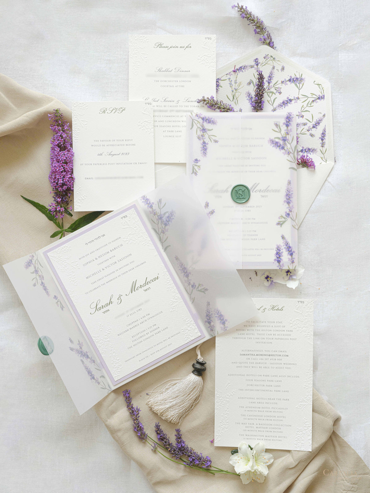 Invitation de mariage Olive & Lavender avec monogramme vert et sceau de cire