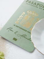 Invito per passaporto in pelle vegana verde salvia | Commissione su misura N&amp;A