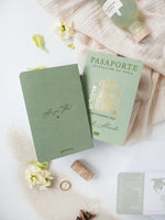 Invito per passaporto in pelle vegana verde salvia | Commissione su misura N&amp;A