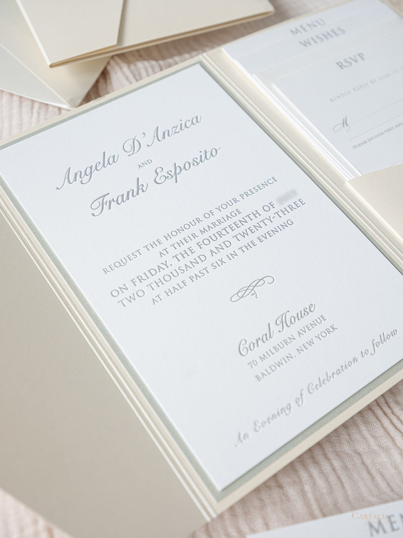 Invito tipografico tascabile in champagne e verde salvia | Commissione su misura A&amp;F