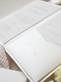Invitation à la typographie de poche en champagne et sage vert | Commission sur mesure A&F