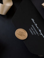 Invito tascabile in lamina nera e dorata con sigillo in ceralacca | Commissione su misura E&amp;J
