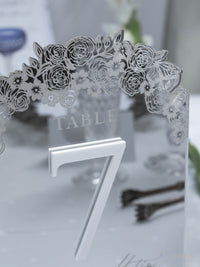 Numéro de table en miroir en argent avec roses, fleurs et papillon | Villa Balbiano, Marri-Como du lac