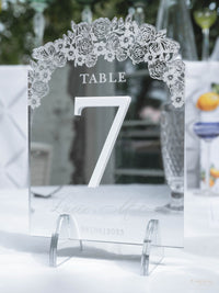 Numero da tavolo in specchio argentato con rose, fiori e farfalle tagliati al laser | Villa Balbiano, Matrimonio sul Lago di Como