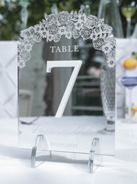 Numéro de table en miroir en argent avec roses, fleurs et papillon | Villa Balbiano, Marri-Como du lac