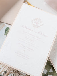 Suite d'invitation de poche enveloppe de vélin avec un gaufrage et un joint de cire personnalisé | Lieu Dartmouth House | Commission sur mesure A&O