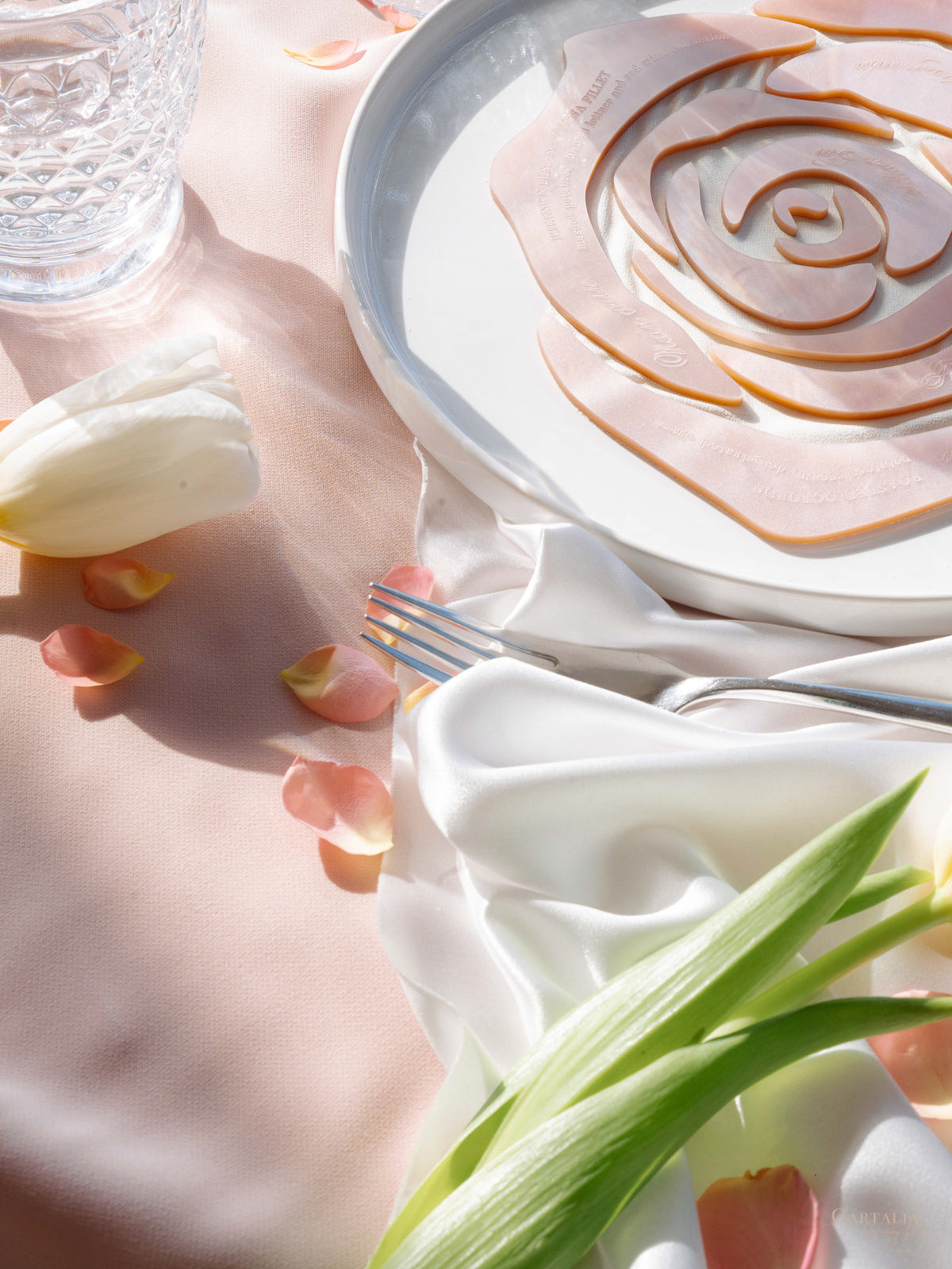 Menu bar su misura con monogramma dorato | Matrimonio Lago di Como Villa Balbiano