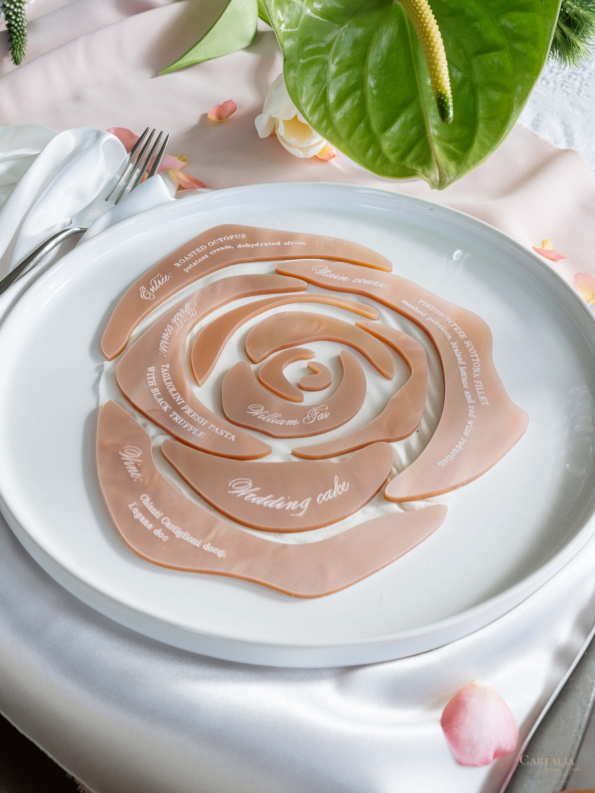 Menu bar su misura con monogramma dorato | Matrimonio Lago di Como Villa Balbiano